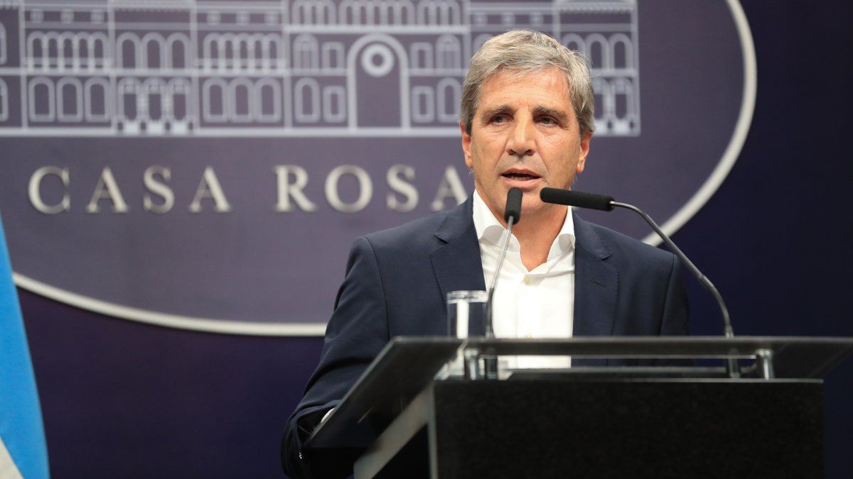 Luis Caputo anunció que en enero hubo superávit primario y financiero