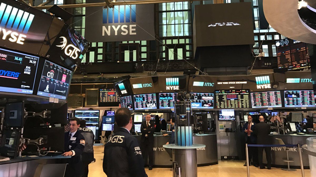 Wall Street: el Dow cae y el S&P 500 retrocede desde su récord por desplome de Walmart