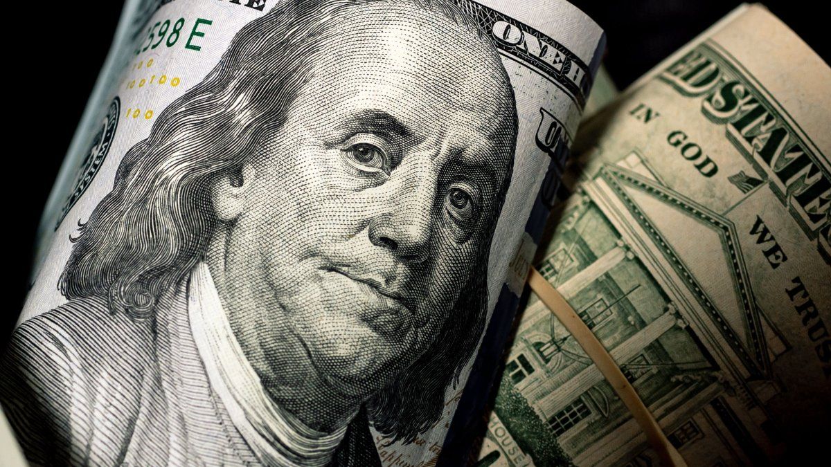 El dólar MEP anota su mayor caída en casi cuatro meses y opera en paridad con el blue