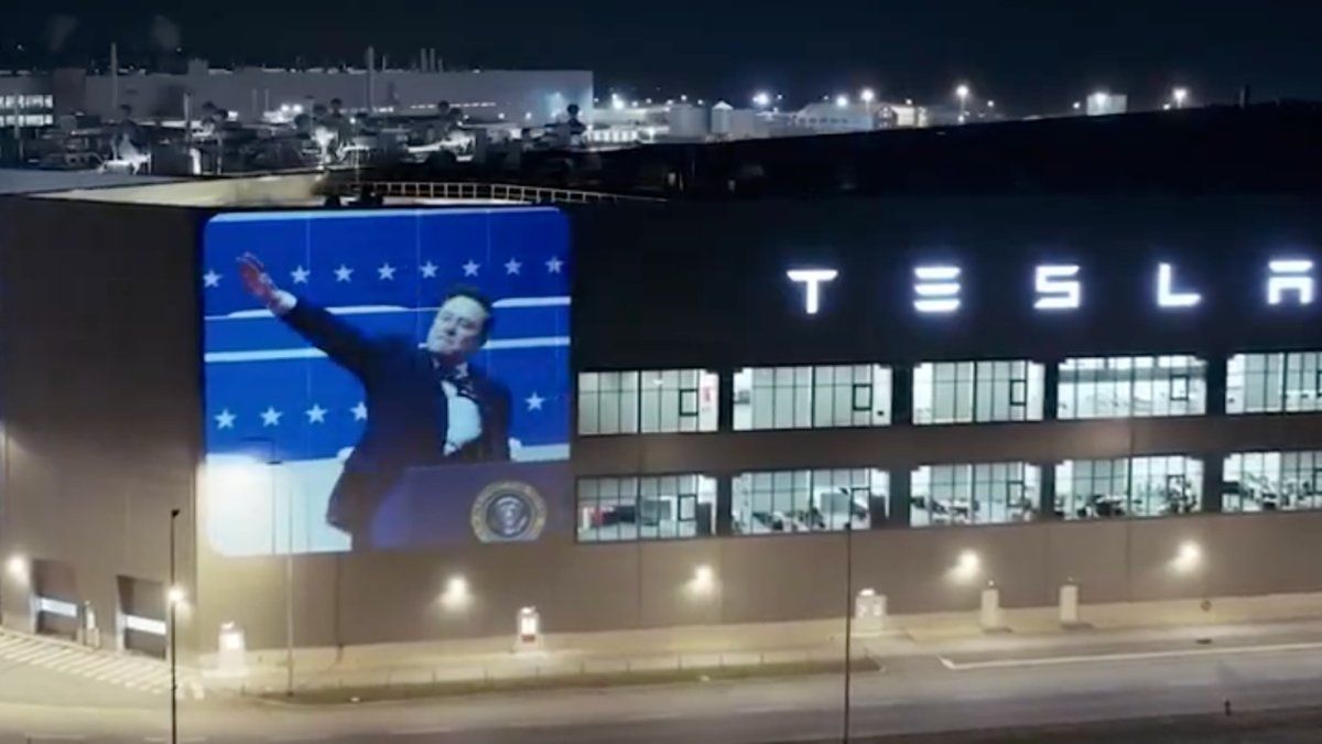Las acciones de Tesla saltan casi 8% tras sufrir el lunes su peor caída en casi cinco años