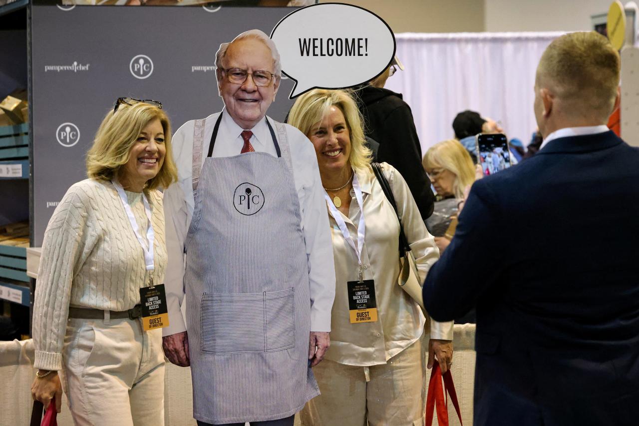 Warren Buffett, on Stage at Berkshire Meeting, Defends Global Trade