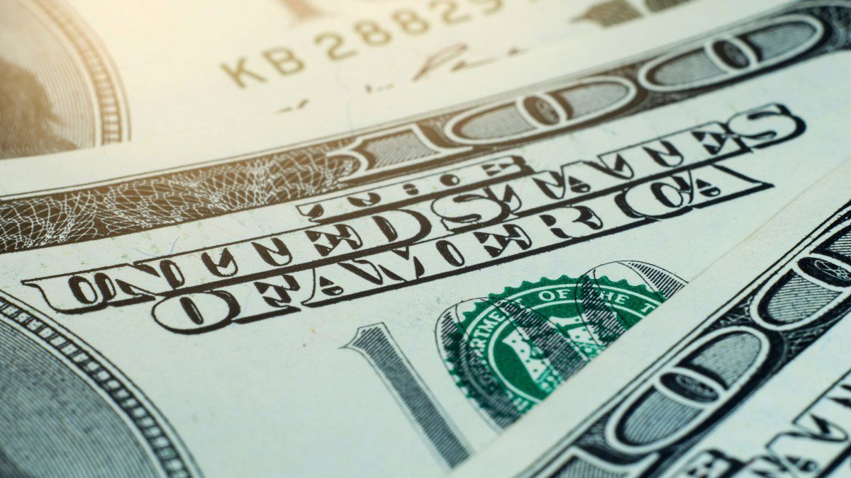El dólar se encamina a su mayor alza semanal en un mes mientras que el petróleo está cerca de máximos desde enero
