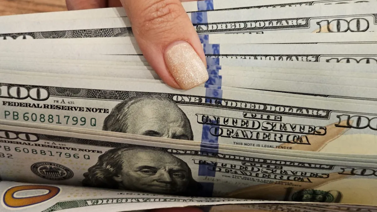 El dólar oficial y los paralelos aflojan tras el salto semanal previo