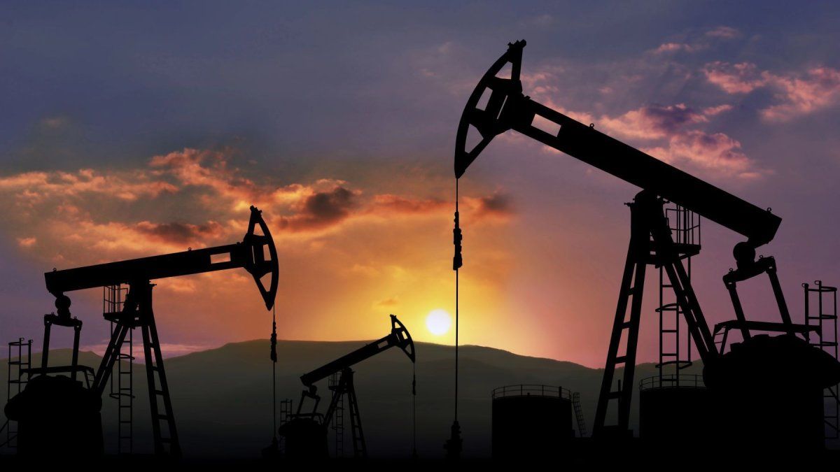 El precio del petróleo cae en una jornada volátil, mientras se intensifica la guerra entre Irán e Israel