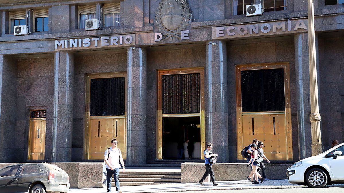 Deuda: Luis Caputo busca renovar $3,78 billones y reforzar las reservas del BCRA