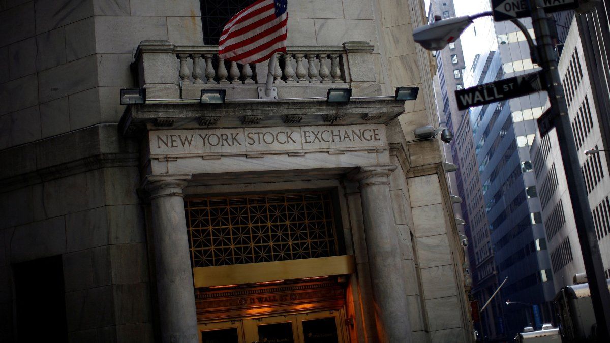 Wall Street opera con altibajos y los inversores se mueven con cautela ante la demora en las negociaciones comerciales