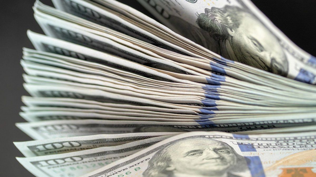 El dólar oficial subió por primera vez en 13 jornadas y volvió a superar los $1.300