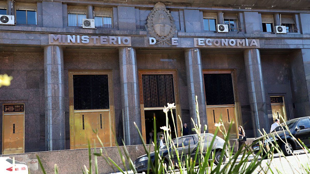 Licitación de urgencia:  Caputo captó $3,8 billones y se profundiza el apretón monetario