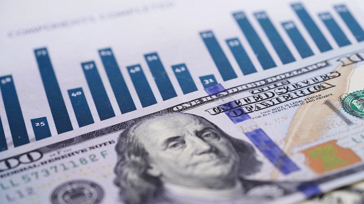 Tensión cambiaria: el dólar oficial recorta suba, pero se mantiene cerca del techo de la banda