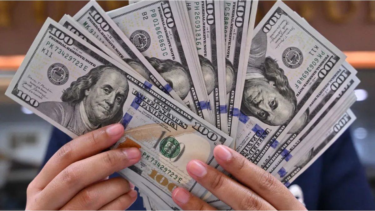 Presionado por ingresos del agro y anuncio de Bessent, el dólar oficial se hunde a $1.340 y el Tesoro vuelve a comprar divisas