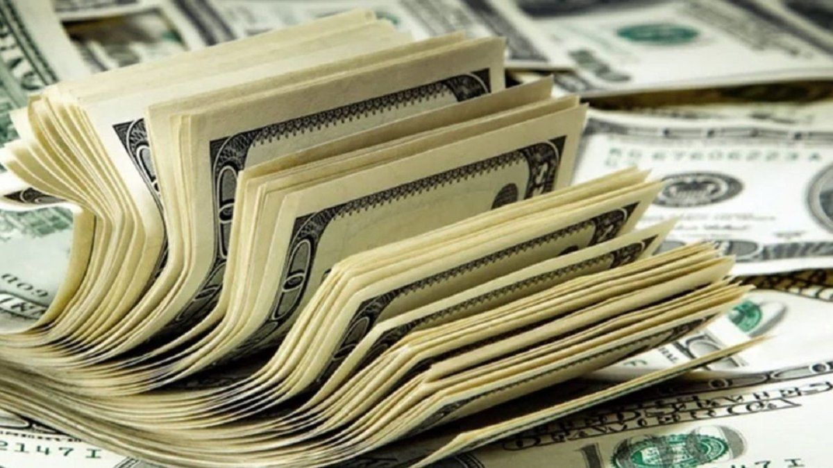 El dólar oficial cae más de $50 y toca su nivel más bajo previo a las elecciones de PBA