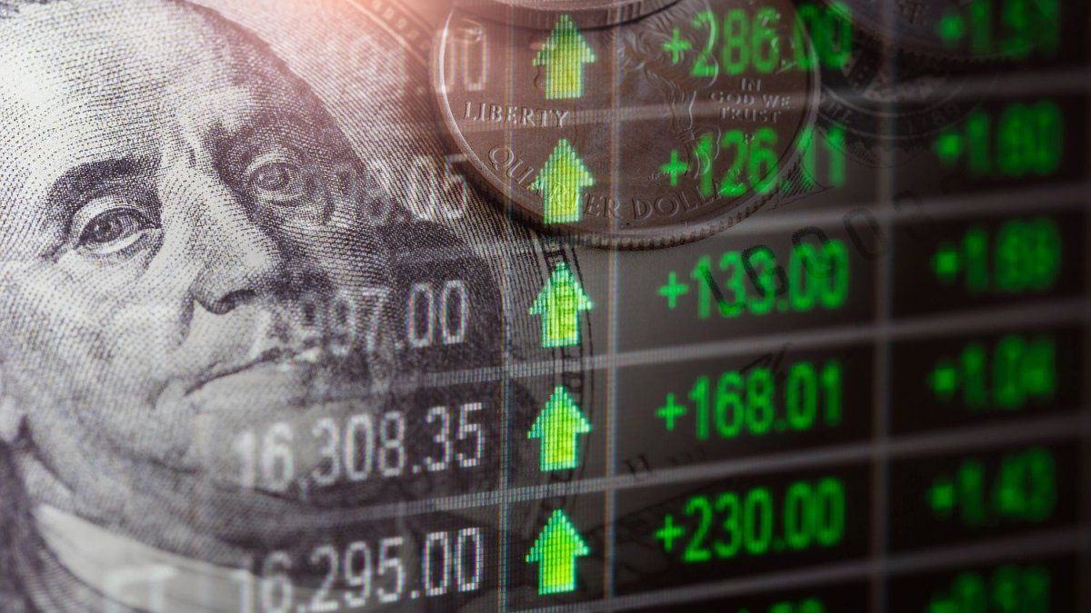 Tensión cambiaria: el dólar extiende suba y queda cerca del techo de la banda, ¿precalienta el BCRA?