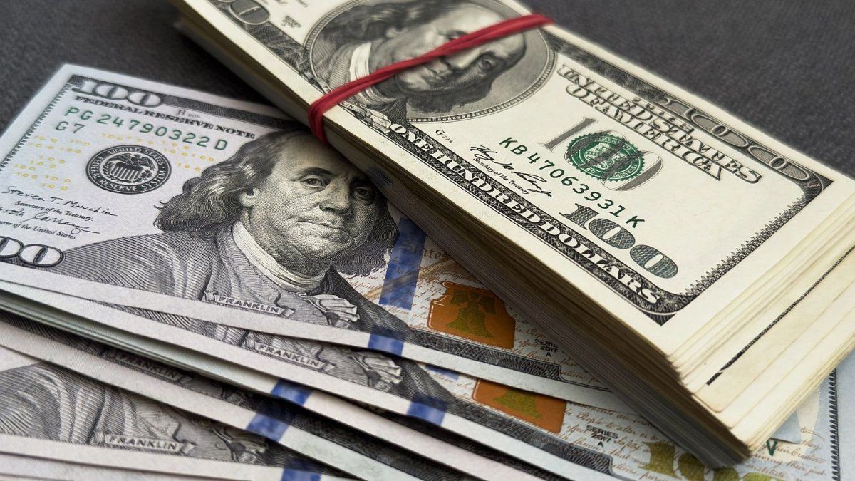El dólar rebotó, pero volvió a cerrar debajo de los $1.400: la city especula con una nueva intervención