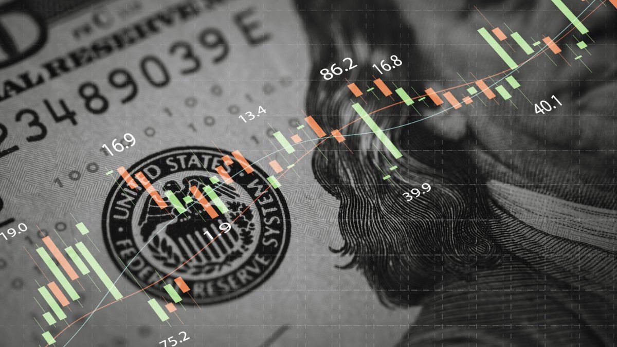 El dólar oficial profundiza la baja, mientras que el blue sube y amplía la brecha cambiaria