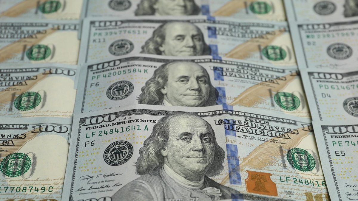 El dólar oficial cotiza en mínimos de dos meses con operatoria limitada por feriado en EEUU