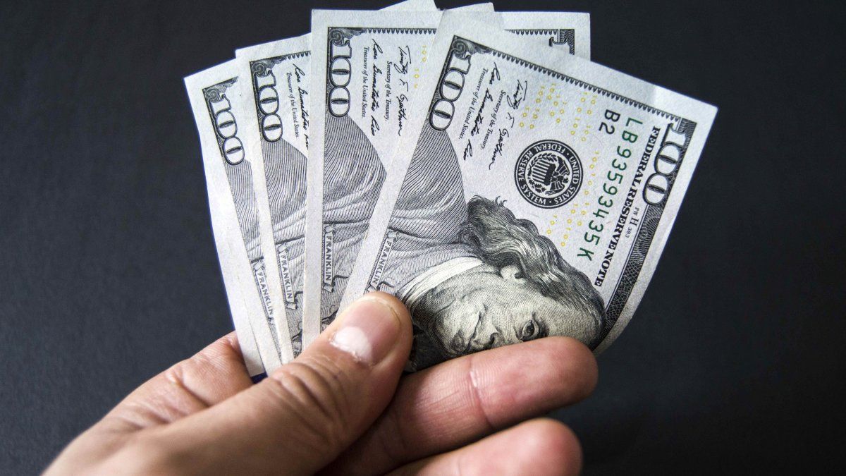 El dólar oficial vuelve a subir, pero cierra una semana en baja en medio de las compras del BCRA