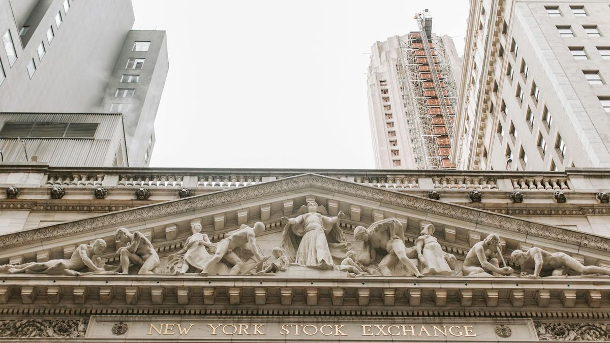 Wall Street trastabilla en el arranque de 2026, mientras las bolsas europeas tocan un nuevo récord