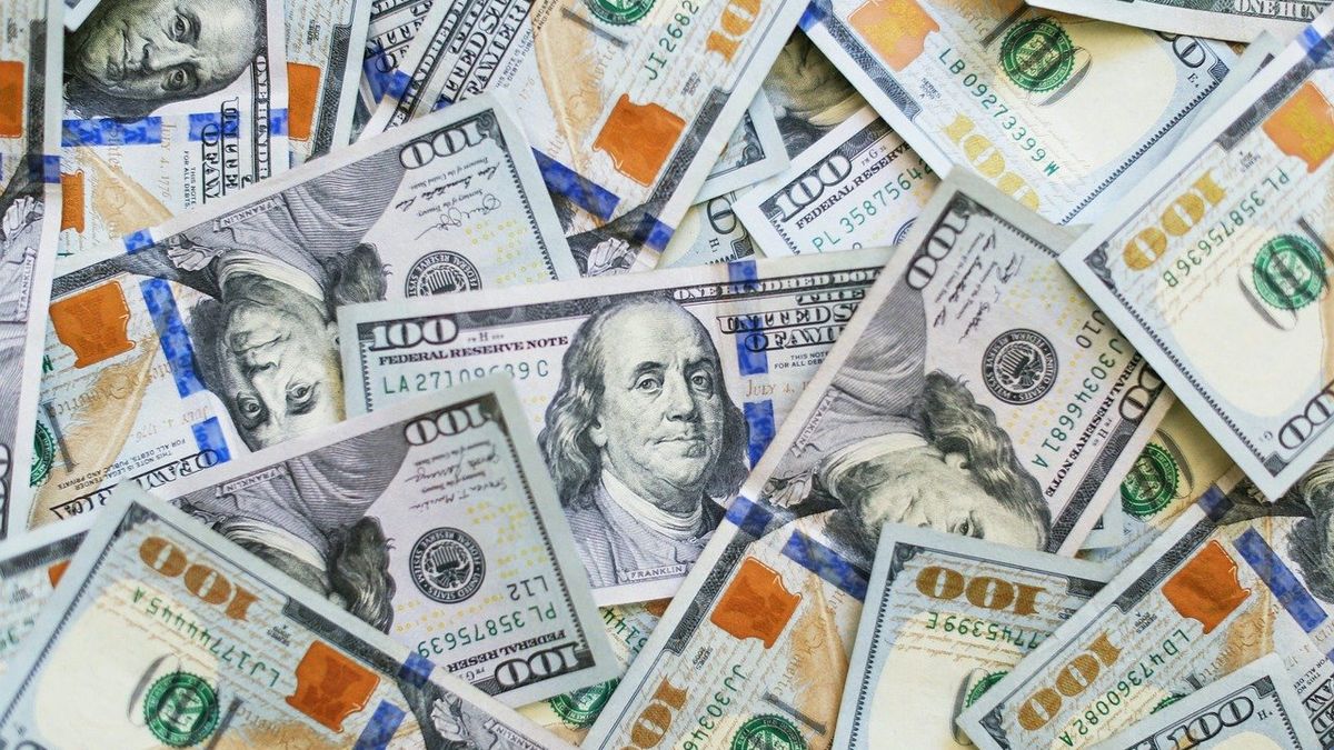 El dólar mayorista cayó y amplió la distancia con el techo de la banda a un máximo de ocho meses y medio
