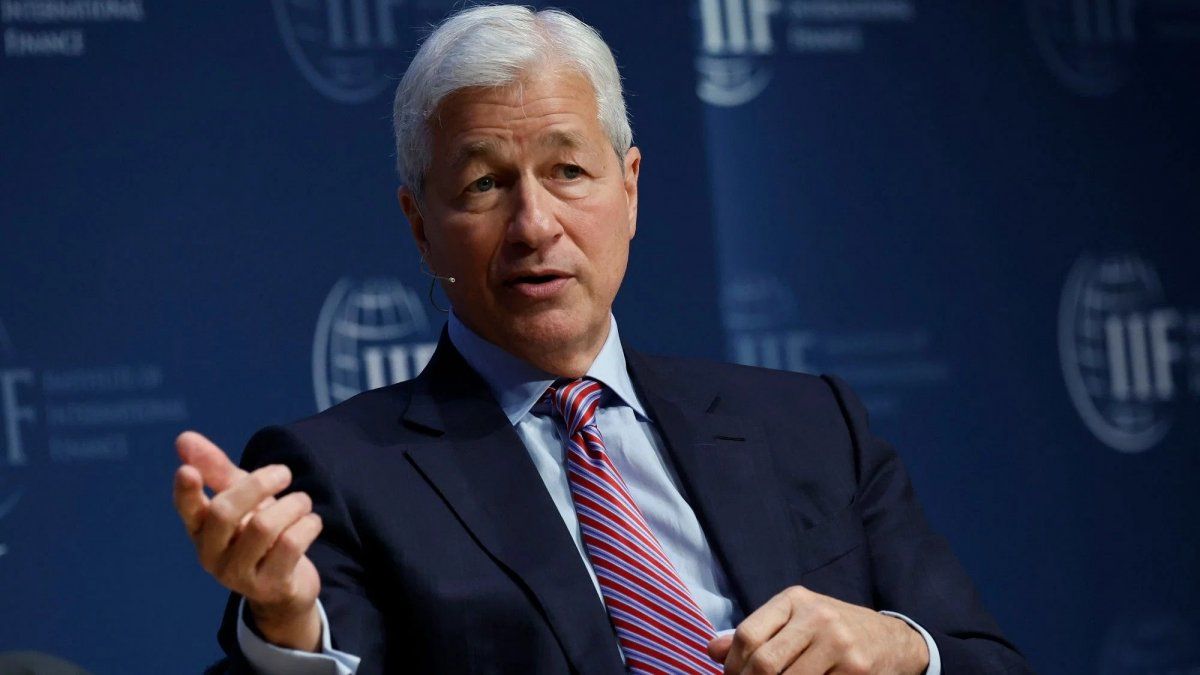 El CEO de J.P. Morgan reavivó la disputa con la industria de criptomonedas y pidió regulación para las stablecoins