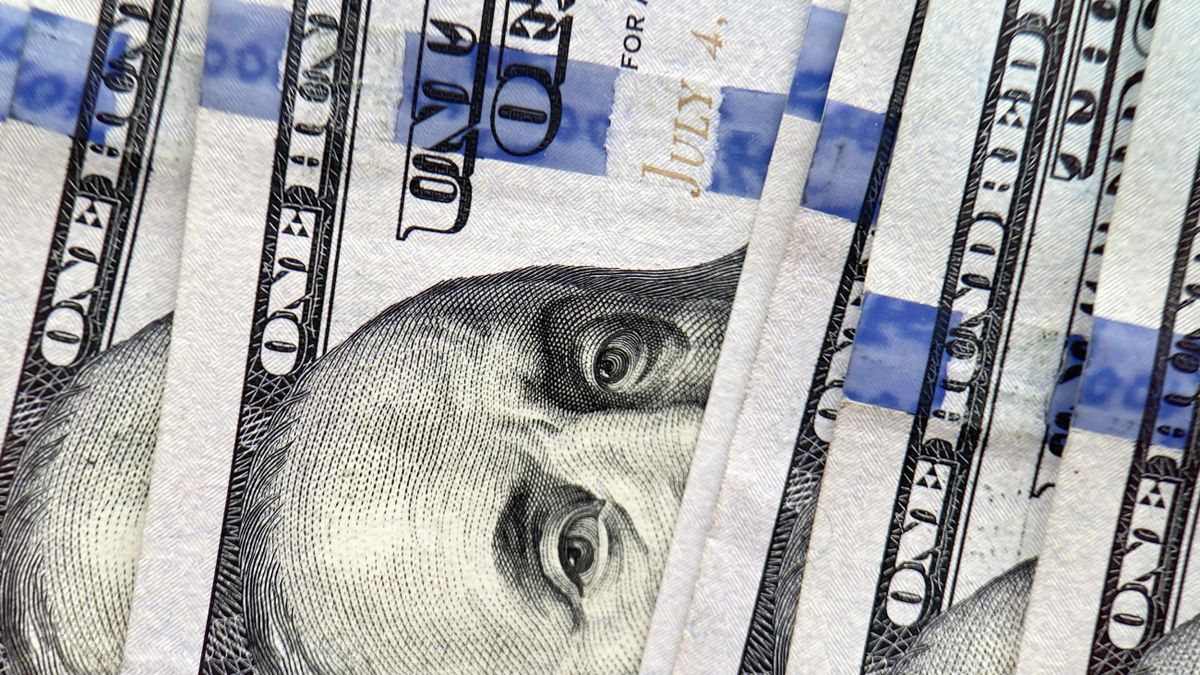 El dólar oficial cayó por segunda jornada consecutiva y se sostuvo debajo de los $1.400