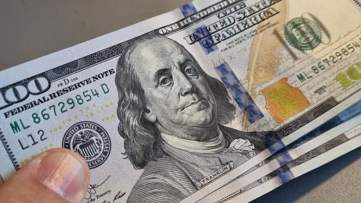 El dólar oficial cae y extiende la distancia con el techo de la banda a más del 23%