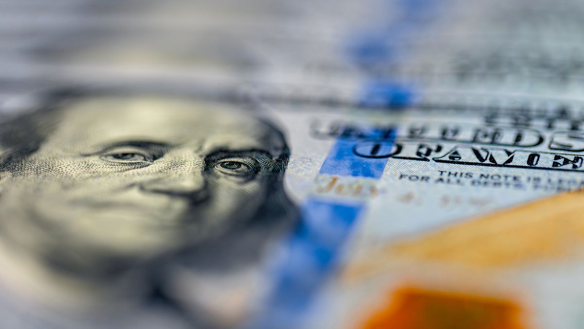 El dólar oficial subió con fuerza en la jornada y cerró la semana por encima de los $1.400