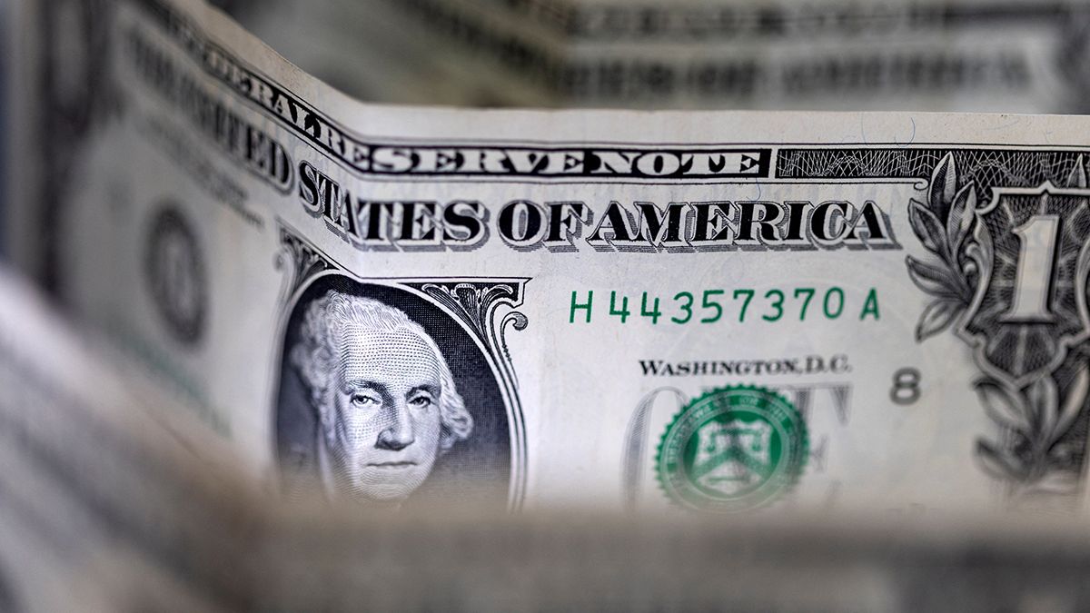 El dólar oficial cae, pero se encamina a cerrar la semana en terreno positivo