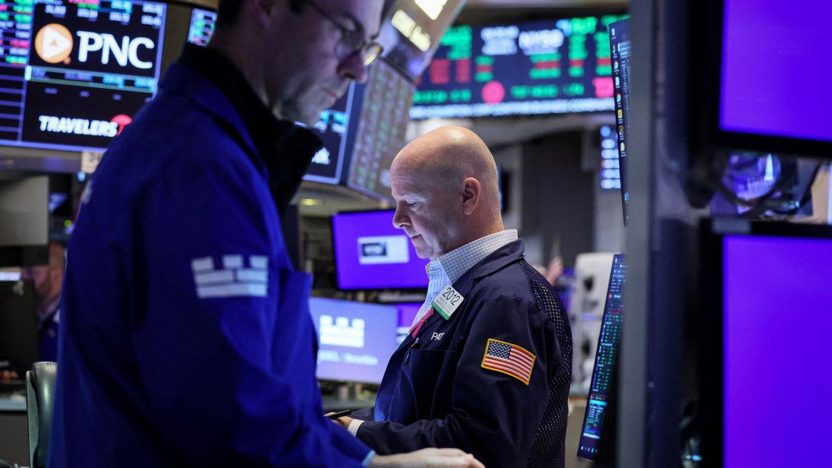 Wall Street baja y el petróleo se mantiene cerca de los u$s110 a la espera de novedades en Medio Oriente