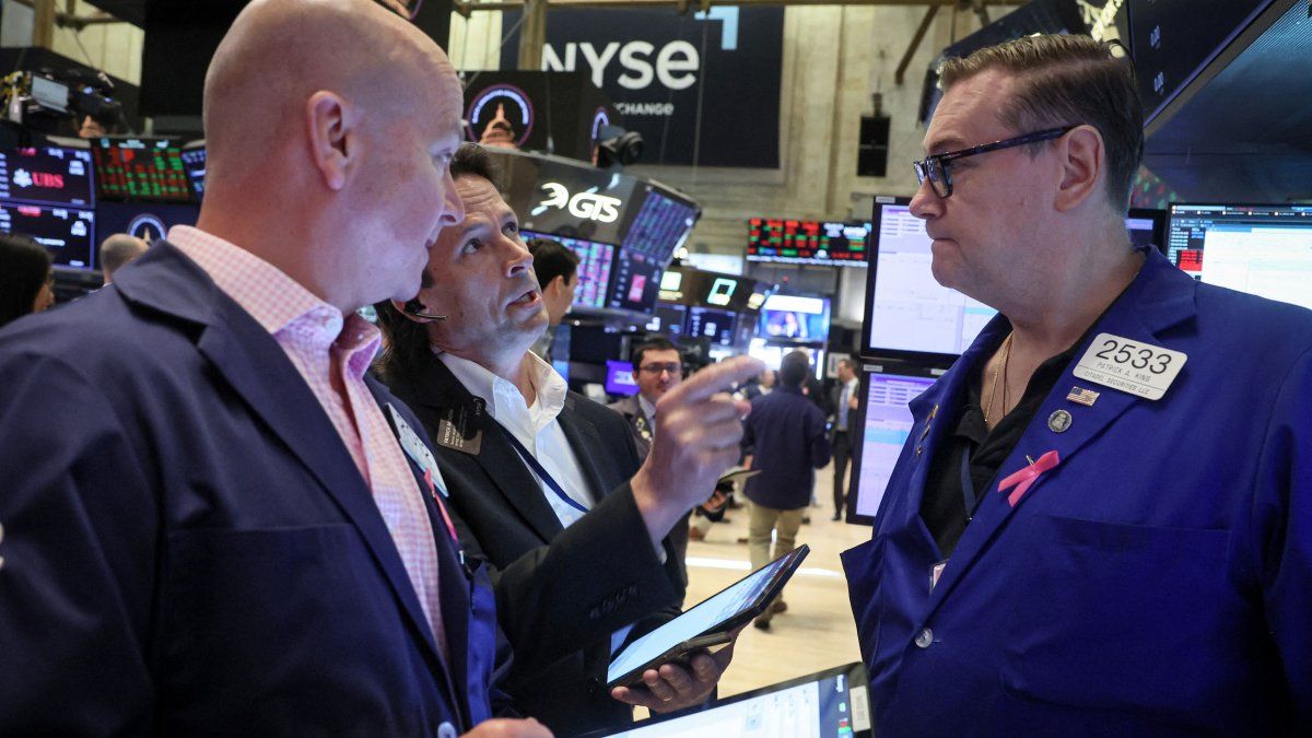 El S&P 500 marca un nuevo récord al cierre de la semana y el petróleo anota su baja mensual más fuerte en años