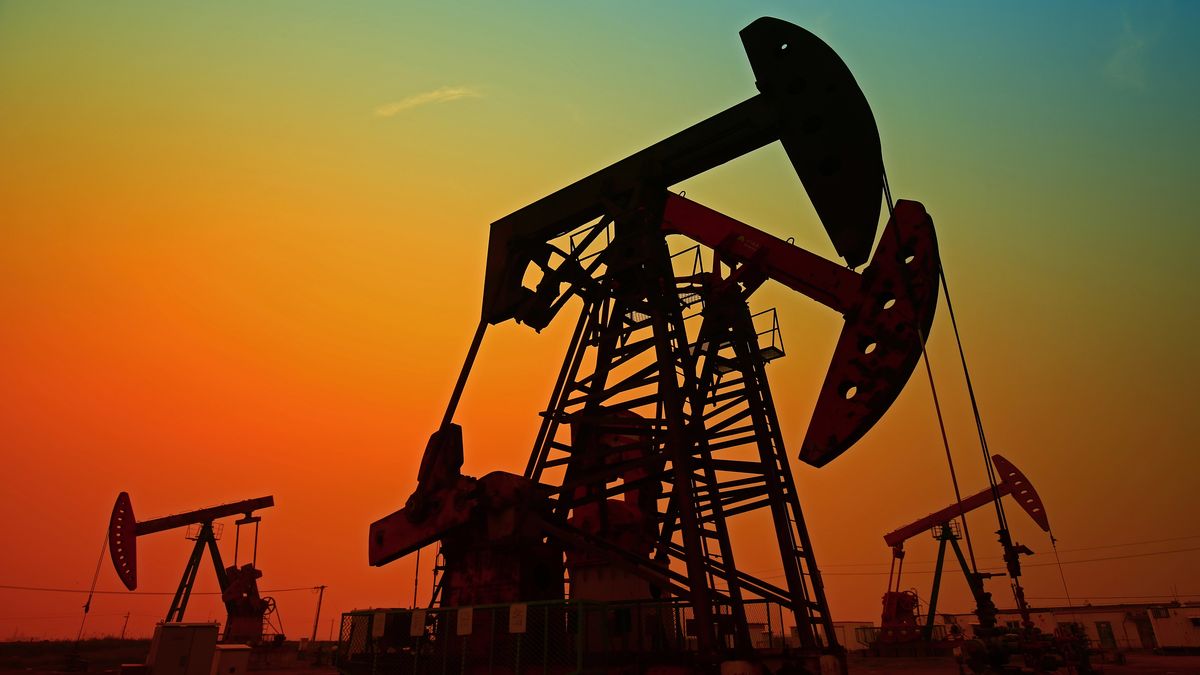 Inversores se retiran: el mercado petrolero registra una salida de capitales inédito