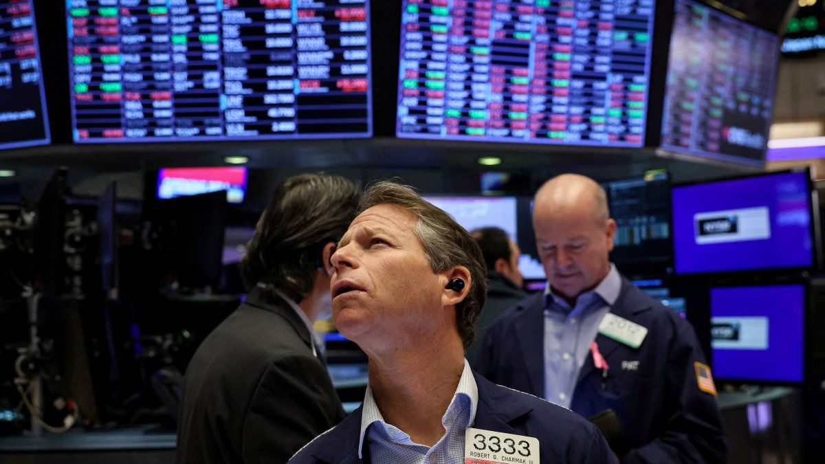 Jornada roja en Wall Street: Google y Tesla se desploman hasta 14%, mientras el petróleo supera los u$s100