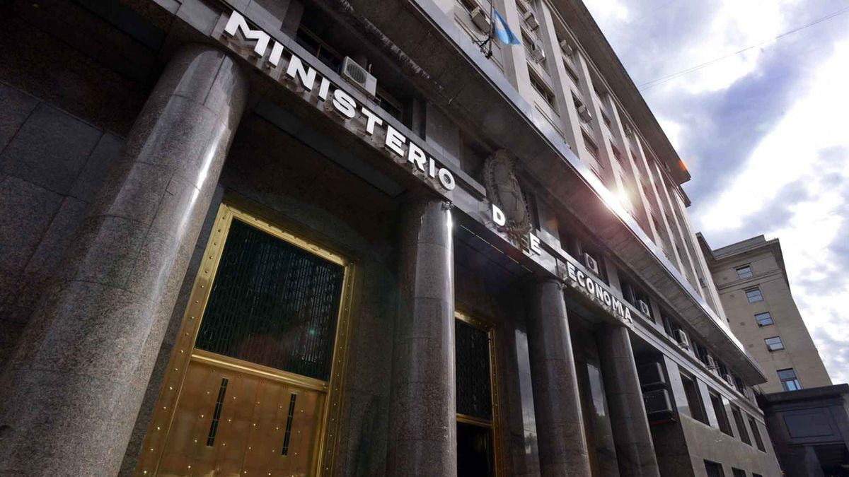 Deuda: Economía enfrenta vencimientos por $21 billones en agosto y se prepara para el primer test del mes