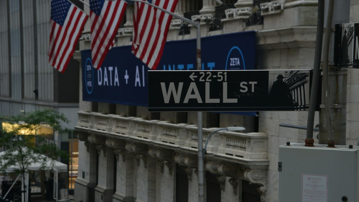 Wall Street arranca la semana con volatilidad, mientras el petróleo cotiza con retrocesos