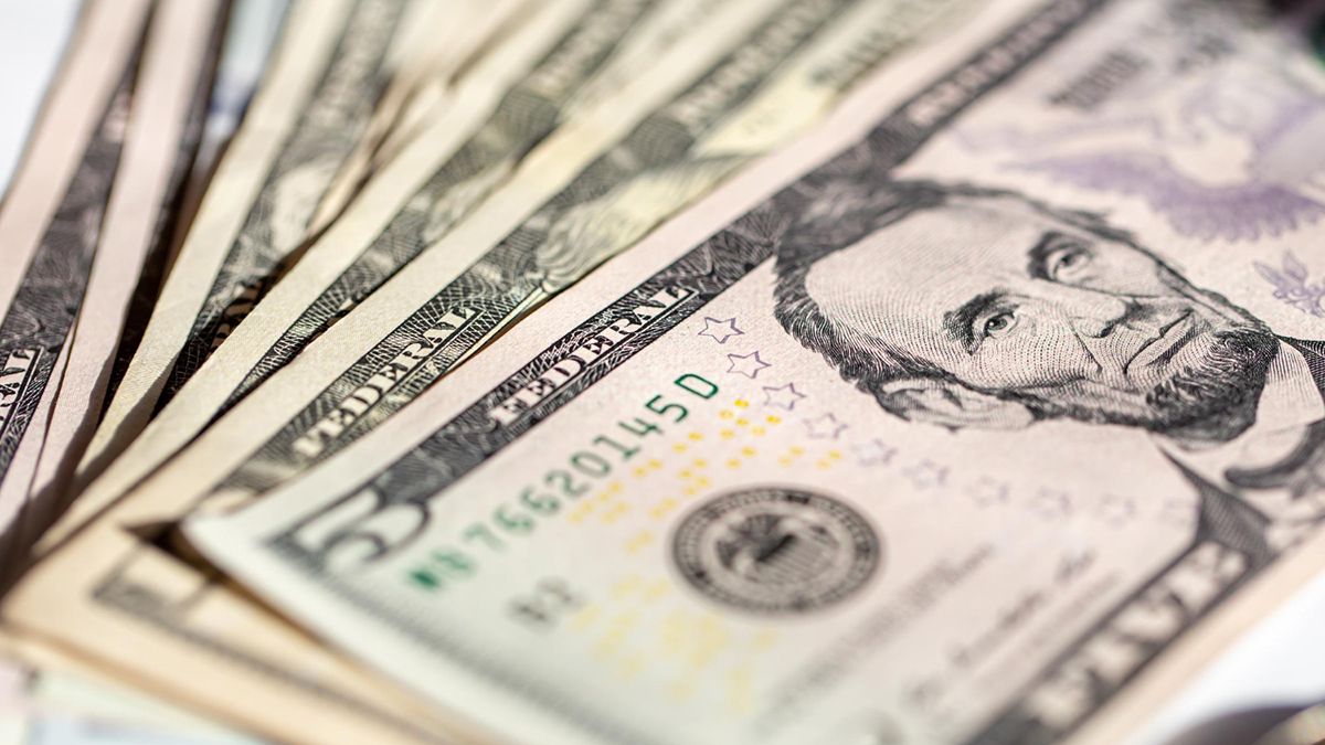 El dólar oficial retrocede, pero va camino a anotar su tercera suba semanal en casi un mes