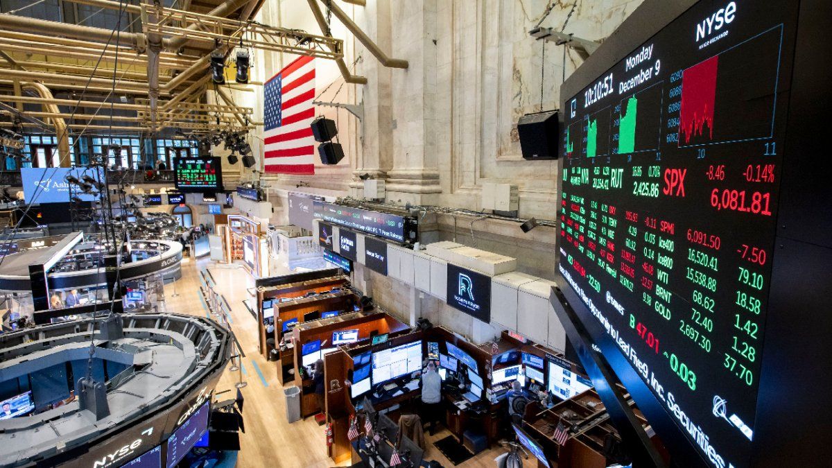Arranque de semana en rojo: Wall Street recorta las pérdidas luego de que el petróleo redujera las subas